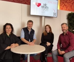 Spannende Podiumsdiskussion zum Thema "Was braucht die Gastronomie?" mit Nina Mohimi (Food-Trend-Expertin), Friedrike Duhme (Sommelieré und Händlerin), Dr. Klaus Postmann (Ernährungsökonom und Handelsexperte) und Rafael Topf (Leiter Sortimentsentwicklung Del Fabro Kolarik) (v.l.n.r.) © Klaus Postmann