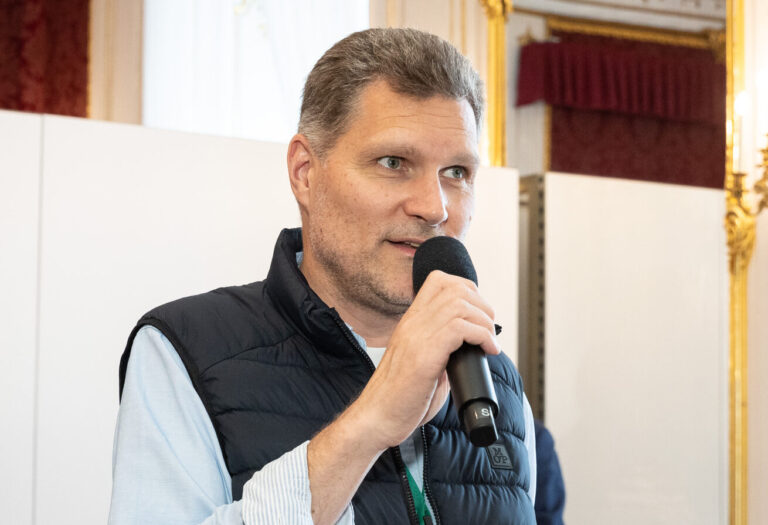 Dr. Klaus Postmann im Rahmen einer Moderation in der Zone Zero der VieVinum 2026 © Eva Ketely
